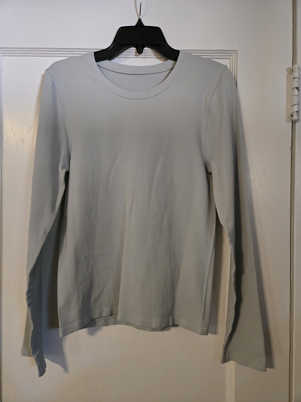 Women’s Light Gray Long-Sleeve Crewneck Tee